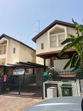 Luxury home in Lod, Central District