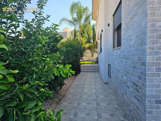 Casa de lujo en Mazkeret Batya, Central District