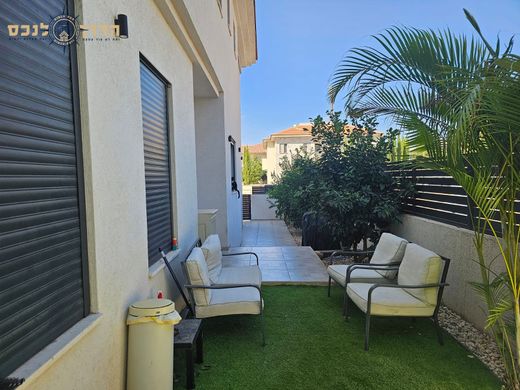 Luxury home in Mazkeret Batya, Central District