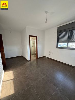 Apartment / Etagenwohnung in Kefar Yona, Central District