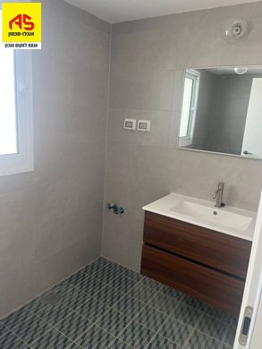 Apartment / Etagenwohnung in Hertzlija, Tel Aviv District
