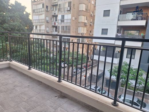 Givatayim, Tel Aviv Districtのアパートメント