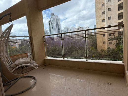 Daire H̱olon, Tel Aviv District