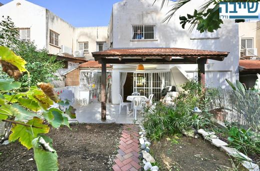 Lüks ev Reẖovot, Central District