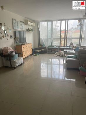 Apartment / Etagenwohnung in Ramat Gan, Tel Aviv District