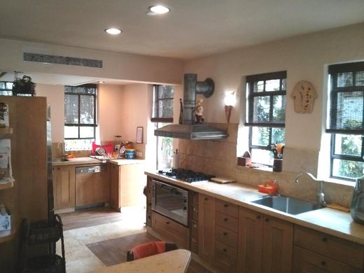 Luxury home in Hod HaSharon, Central District