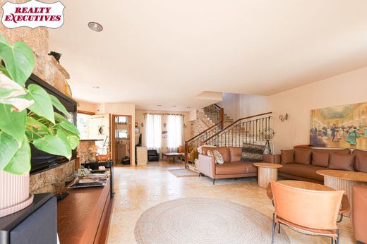 ‏בתי יוקרה ב  הוד השרון, Meẖoz HaMerkaz