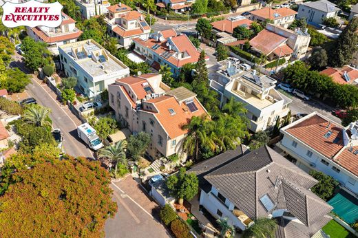 Maison de luxe à Hod HaSharon, Central District