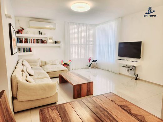 Apartment / Etagenwohnung in Givatayim, Tel Aviv District