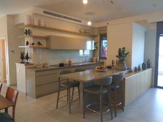 Apartment in Hod HaSharon, Central District
