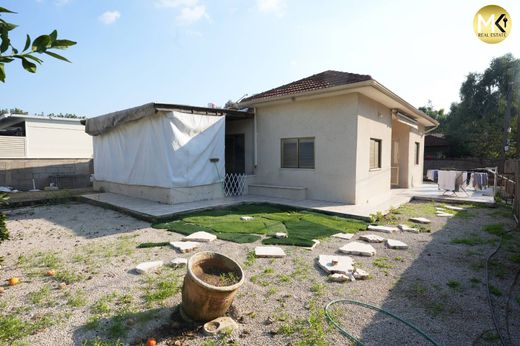 Luxus-Haus in Pardés H̱anna Karkur, Haifa