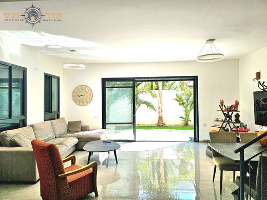 Luxus-Haus in Mazkeret Batya, Central District