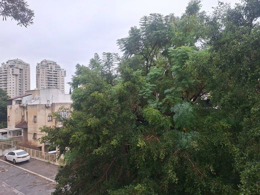 Givatayim, Tel Aviv Districtのアパートメント