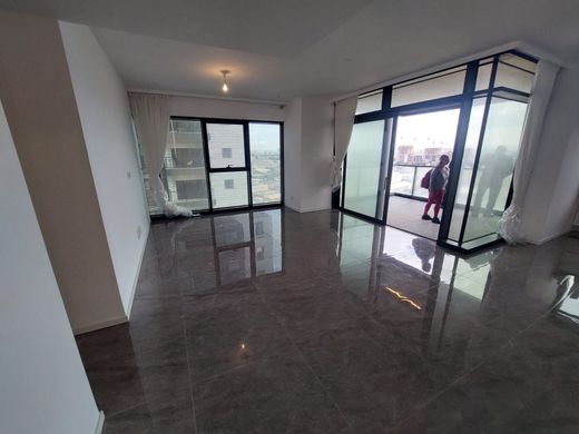 Apartment / Etagenwohnung in Bat Jam, Tel Aviv District