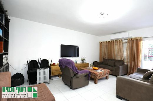 Apartment / Etagenwohnung in Kfar Saba, Central District