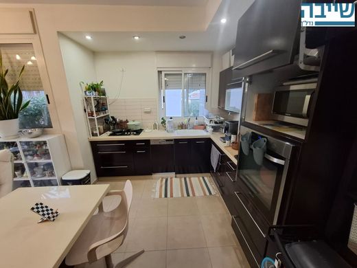 Apartment / Etagenwohnung in Rechowot, Central District