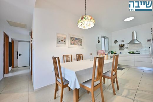 Apartment / Etagenwohnung in Rechowot, Central District