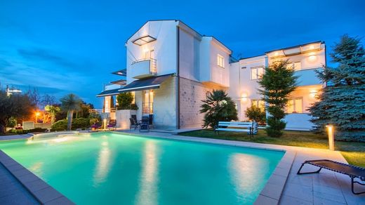 Вилла, Пула, Grad Pula