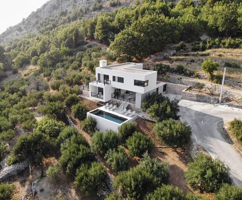 Villa a Omiš, Grad Omiš