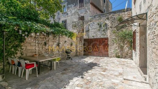 Casa di lusso a Pola, Grad Pula