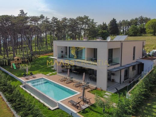 빌라 / Labin, Grad Labin