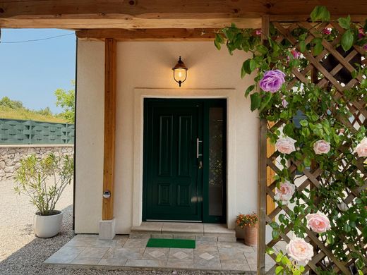 Obrov, Hrpelje-Kozinaの高級住宅