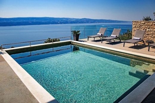 Willa w Omiš, Grad Omiš