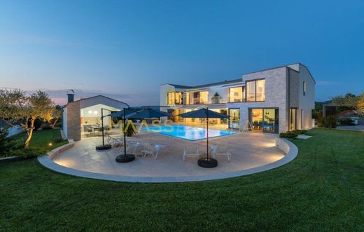 빌라 / Novaki Motovunski, Karojba