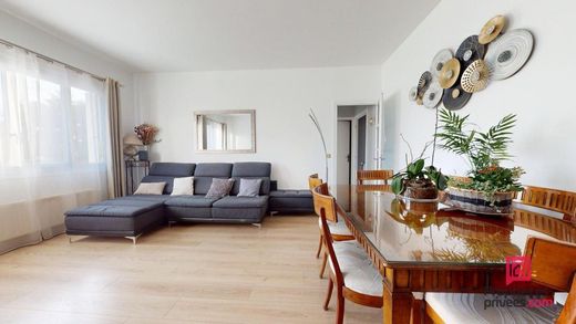 Apartment / Etagenwohnung in Clamart, Hauts-de-Seine