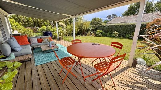 Villa in Lège-Cap-Ferret, Gironde