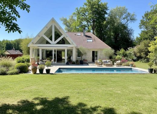 Luxury home in Angicourt, Oise