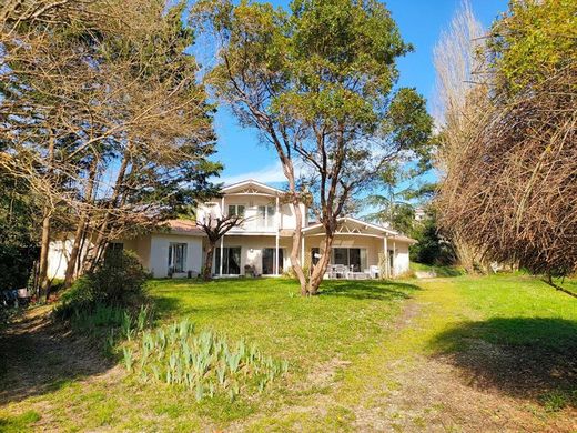 Luxe woning in Sainte-Eulalie, Gironde