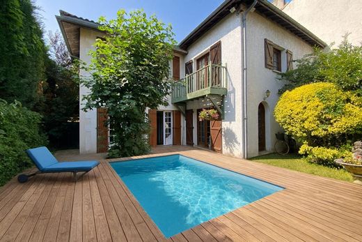 Luxus-Haus in Le Bouscat, Gironde