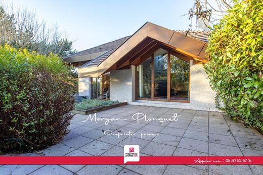 Luxe woning in Cranves-Sales, Haute-Savoie