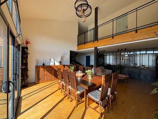 Luxury home in Saint-Loubès, Gironde