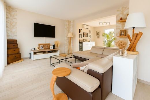 Luxury home in Luzarches, Val d'Oise