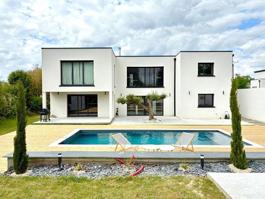 Villa for sale in Briollay