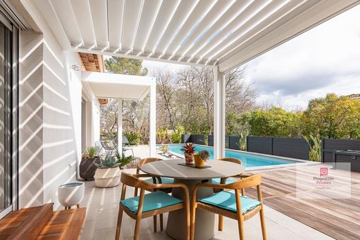 Lüks ev Fayence, Var