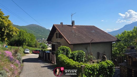 Casa di lusso a Saint-Alban-Leysse, Savoia