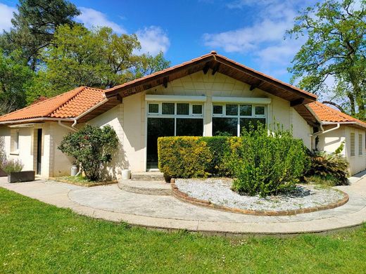 Luxury home in Montussan, Gironde