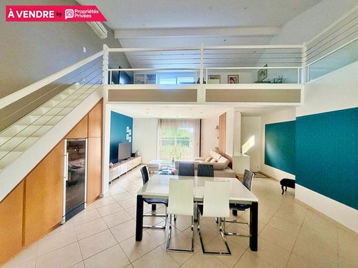 Luxus-Haus in Camblanes, Gironde