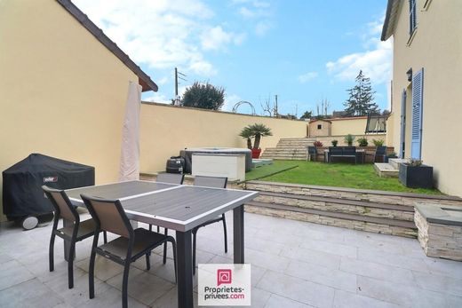 Luxe woning in Éragny, Val d'Oise