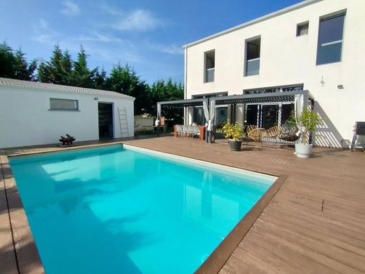 Luxury home in Saint-Loubès, Gironde