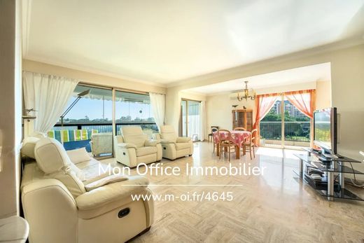 Apartment / Etagenwohnung in Mandelieu-la-Napoule, Alpes-Maritimes