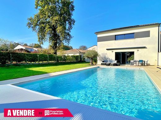 Luxus-Haus in Eysines, Gironde