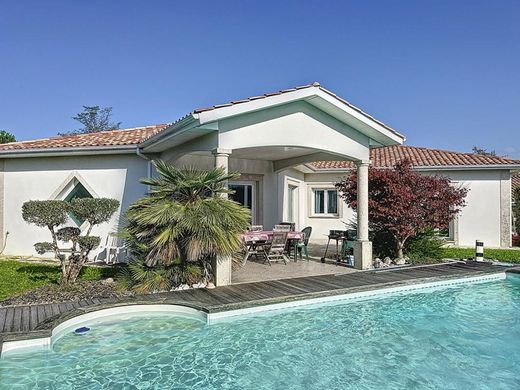 Casa di lusso a Ambarès-et-Lagrave, Gironda