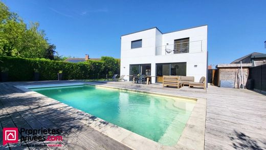 Luxury home in Pérenchies, North