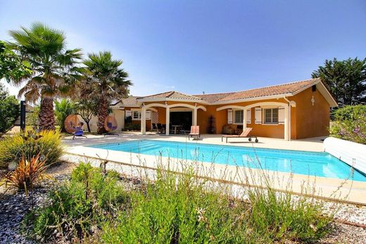 Luxury home in Cussac-Fort-Médoc, Gironde