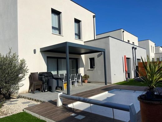 منزل ﻓﻲ Montélimar, Drôme