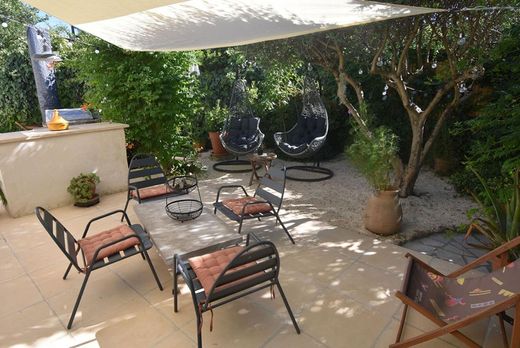 Luxury home in Saint-Étienne-du-Grès, Bouches-du-Rhône